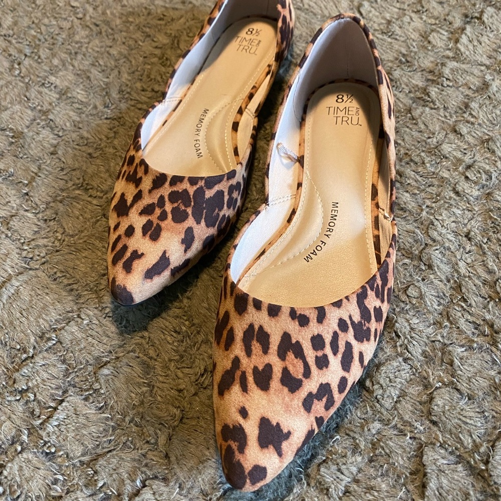 Leopard print pointed toe ballet flats